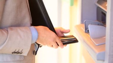 Bir cüzdan tutan adam