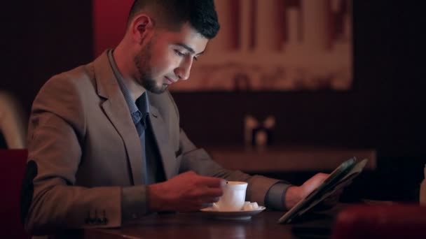 Homme d'affaires utilisant tablette écran tactile — Video