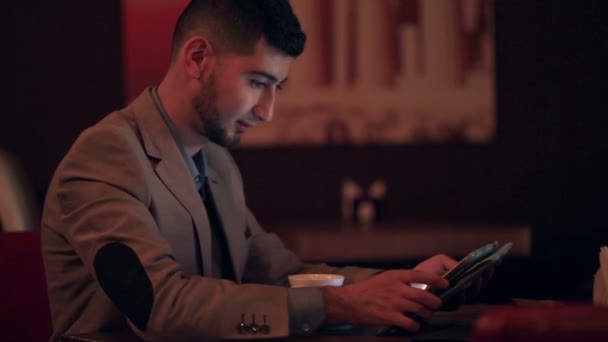Бизнесмен с помощью планшета — стоковое видео