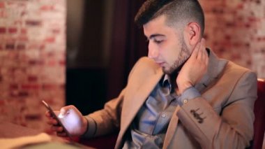genç adam işadamı Smartphone kullanarak