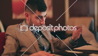 bir iş konuşma kafede önde genç adam işadamı