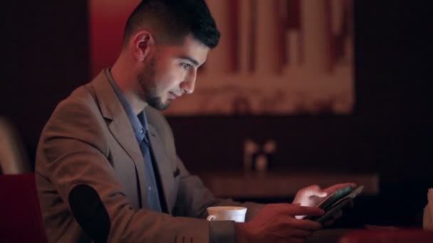 Молодой человек бизнесмен с помощью планшетного компьютера сенсорный экран — стоковое видео
