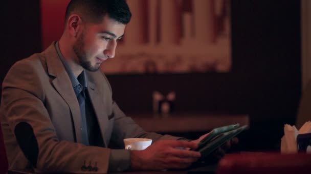 Jovem homem de negócios usando tablet computador touchscreen — Vídeo de Stock