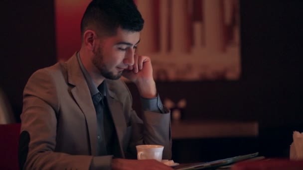 Jonge man zakenman praten over de telefoon — Stockvideo