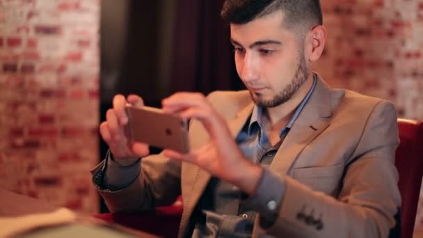 Mladý muž podnikatel pomocí smartphone — Stock video