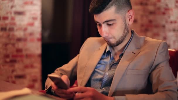 Jeune homme d'affaires utilisant smartphone — Video