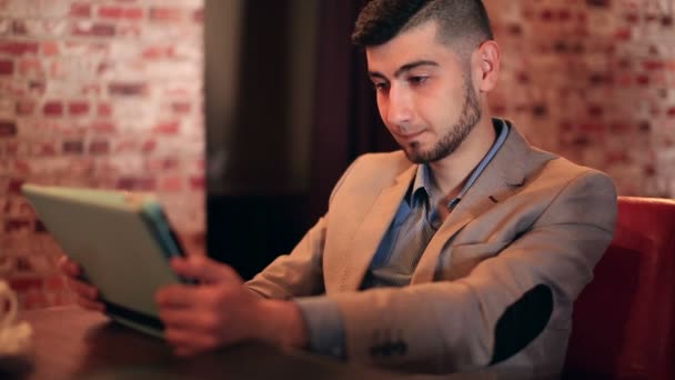 Молодой человек бизнесмен с помощью планшетного компьютера сенсорный экран — стоковое видео