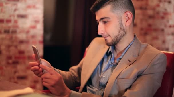 Jonge man zakenman nemen een selfie — Stockvideo