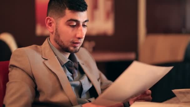 Молодий чоловік бізнесмен веде ділову розмову в кафе — стокове відео
