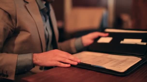 Homme d'affaires avec documents 