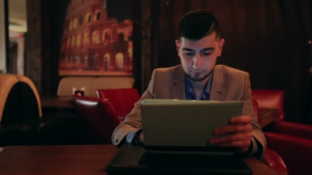 Hombre joven hombre de negocios utilizando tableta pantalla táctil — Vídeos de Stock