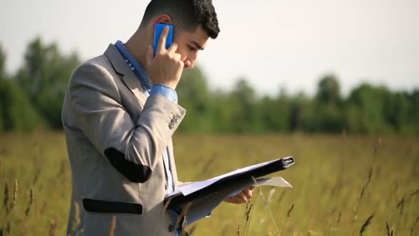 Jovem homem de negócios discutindo sobre o caso do telefone — Vídeo de Stock