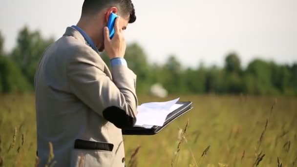 Giovane uomo d'affari discutendo sul caso del telefono — Video Stock