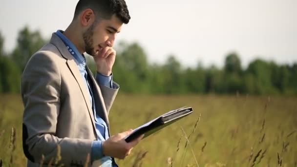 Joven hombre de negocios tirar documentos — Vídeo de stock