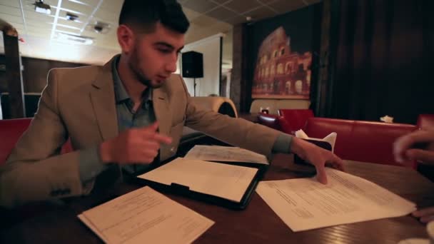 Mladý muž podnikatel dělá smlouvu — Stock video