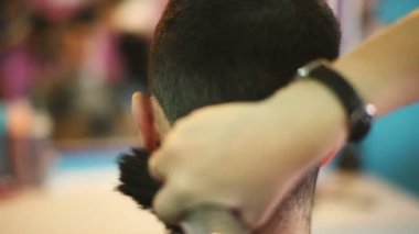 Kuaför saçının bir erkek bir fırça uygulamak.