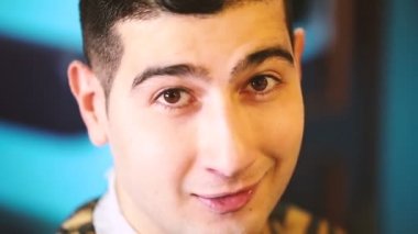 Yakışıklı adam diyor ve kameraya doğru görünüyor.