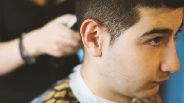 Barber coupe les cheveux du client . — Video