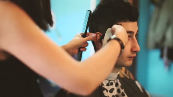 Barber zastřihne vlasy klienta. — Stock video