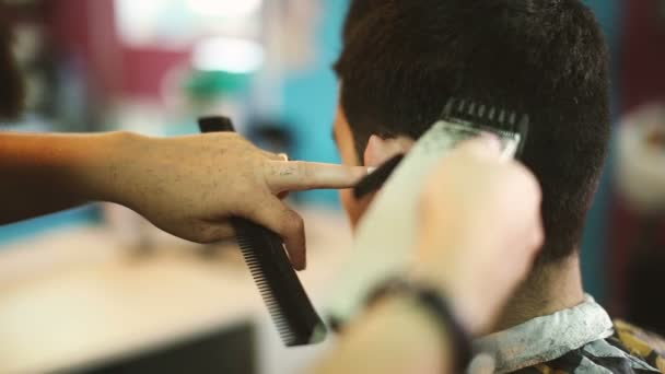 Barber zastřihne vlasy klienta. — Stock video