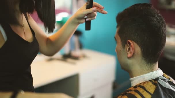 Barber cuts the hair of the client. — Stock Video