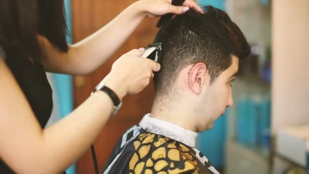 Barbiere taglia i capelli del cliente . — Video Stock