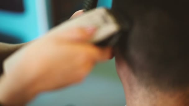 Κουρέας κόβει τα μαλλιά του πελάτη. — Αρχείο Βίντεο