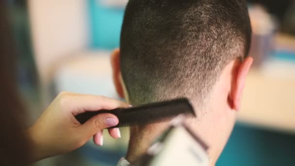 Kapper snijdt de haren van de client. — Stockvideo