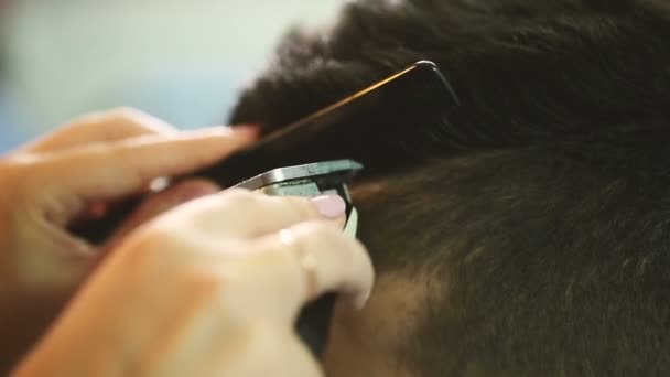 Kapper maakt haar deel met clipper. — Stockvideo