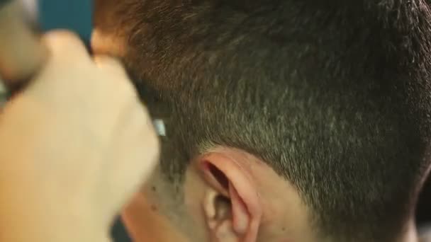 Peluquero aplicar un cepillo en un cabello masculino . — Vídeos de Stock