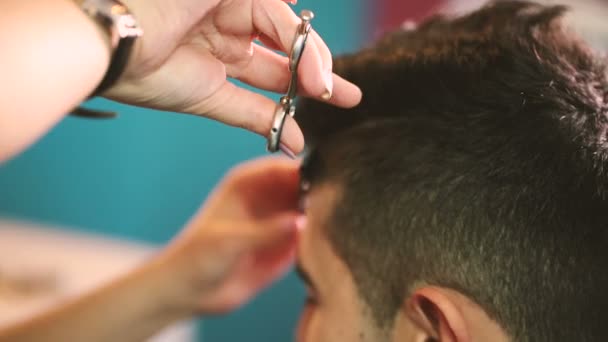 Peluquero corta el pelo del cliente . — Vídeos de Stock