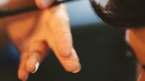 Barber cuts the hair of the client. — Stock Video