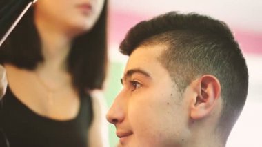 Kuaför Saç kurutma makinesi ile çalışma.