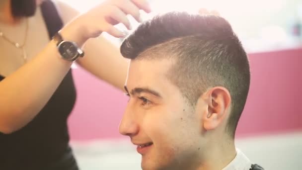 Парикмахер наносит гель для волос . — стоковое видео