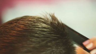 Saç kesim bir adamın baş yakın çekim