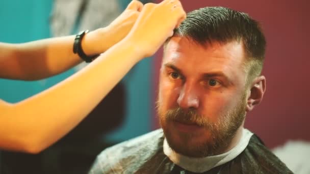 Os homens cortaram o cabelo na barbearia. . — Vídeo de Stock