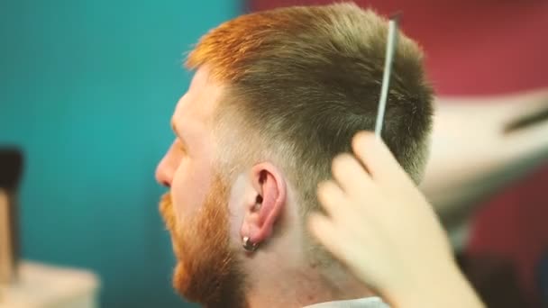 Friseur trocknet den Föhn. — Stockvideo