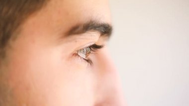 Kahverengi gözler portre yan görünüm.