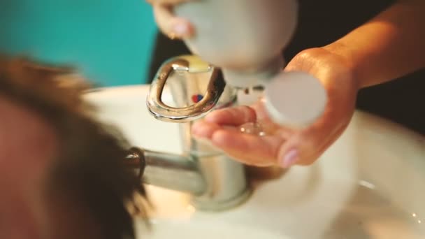 Kadeřnice, příprava šampon pro mytí vlasů. — Stock video