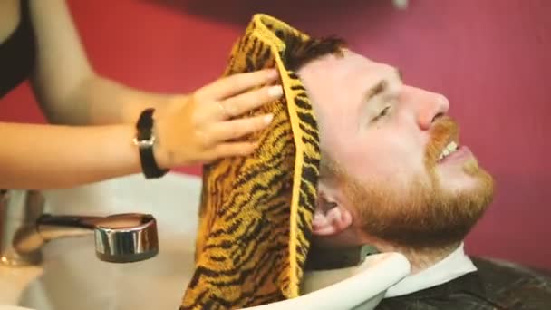 Kapper werken handdoek. — Stockvideo