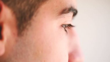 Kahverengi gözler portre yan görünüm.