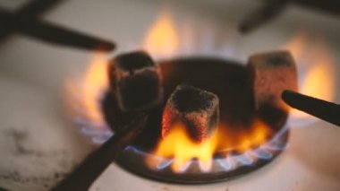 Nargile yanan kömür.