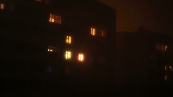 Luz nas janelas de um edifício de vários andares . — Vídeo de Stock