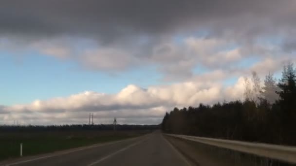 Widok z pojazdu w ruchu na drodze. — Wideo stockowe