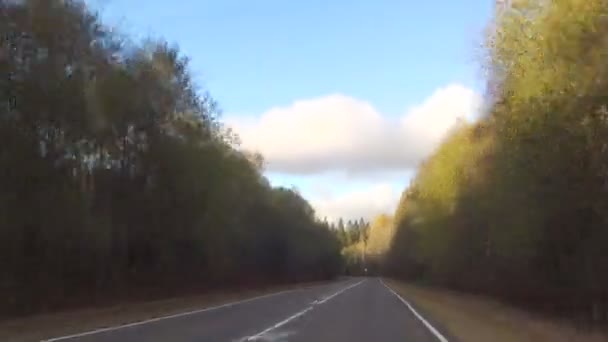 Vista desde el vehículo conduciendo por carretera rural . — Vídeos de Stock