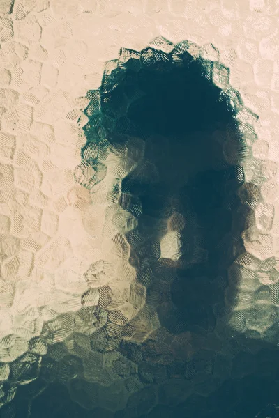 Homem assustador atrás do vidro — Fotografia de Stock