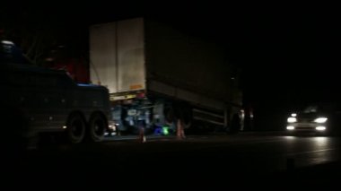 Kamera kaza kaldırır ve döner.