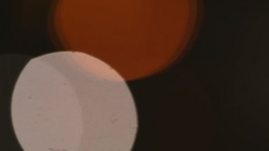 Kamera odağı ayarlar ve yıkan kaldırır.