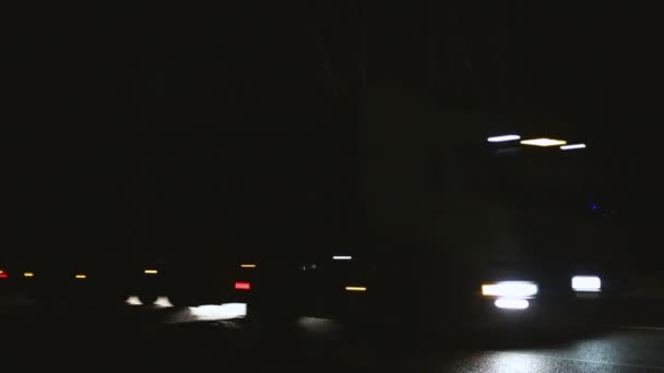 Дорога ремонта грузовика ночью . — стоковое видео