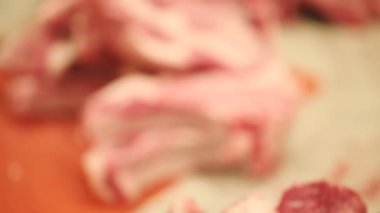 taze domuz eti dilimlenmiş.